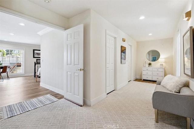 living area featuring light wood-type flooring, baseboards, and recessed lighting