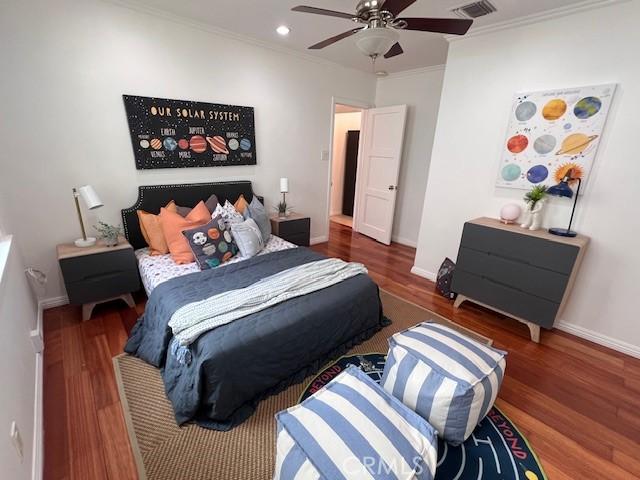 bedroom featuring baseboards, visible vents, wood finished floors, crown molding, and recessed lighting