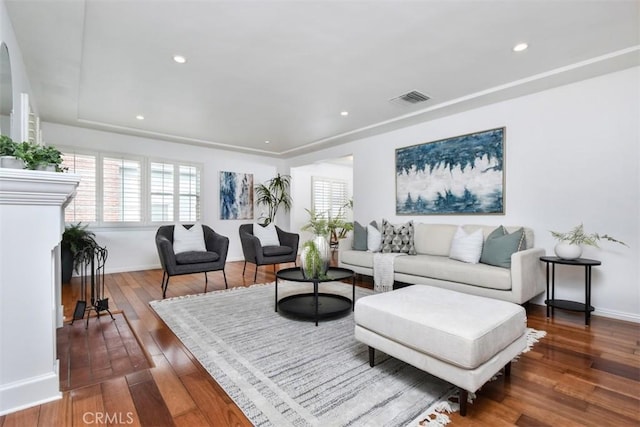 living area featuring recessed lighting, visible vents, baseboards, and hardwood / wood-style flooring