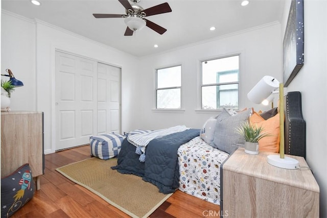 bedroom featuring ceiling fan, recessed lighting, wood finished floors, a closet, and crown molding