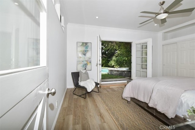 bedroom with baseboards, ceiling fan, ornamental molding, wood finished floors, and recessed lighting