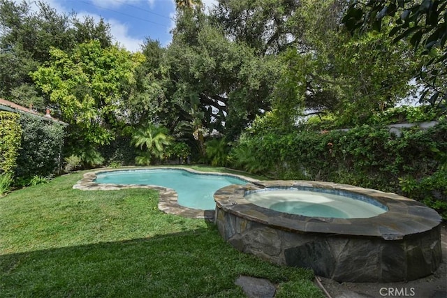 view of pool featuring a pool with connected hot tub and a yard