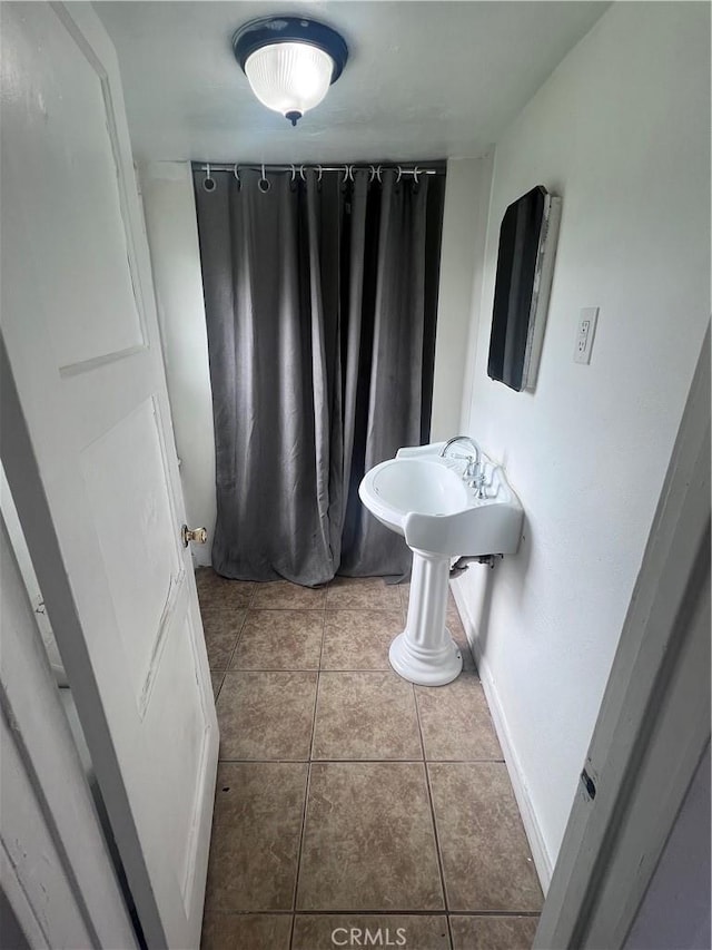 bathroom featuring baseboards and tile patterned floors