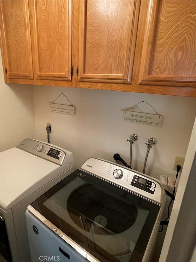 laundry room featuring cabinet space and washer and clothes dryer