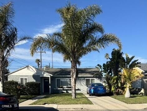 single story home with a front lawn