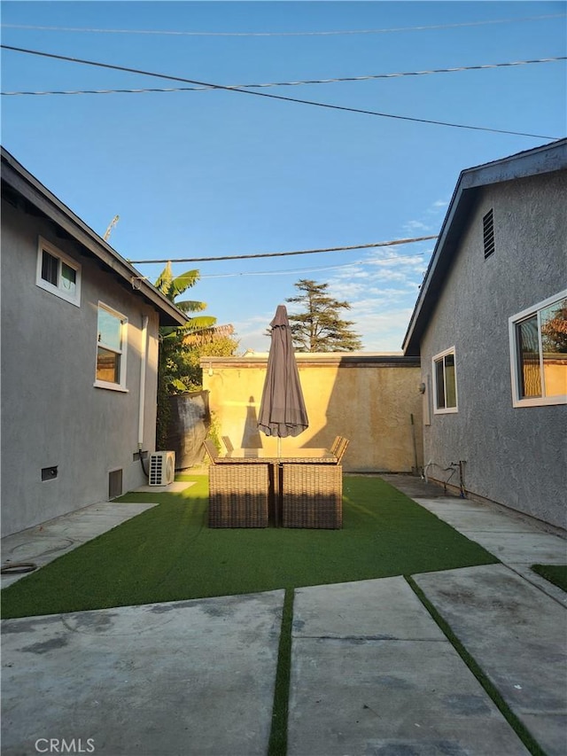 view of yard featuring a patio, outdoor lounge area, and fence