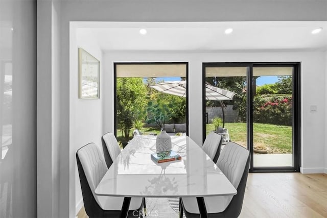 dining area with light wood-style floors, recessed lighting, and baseboards