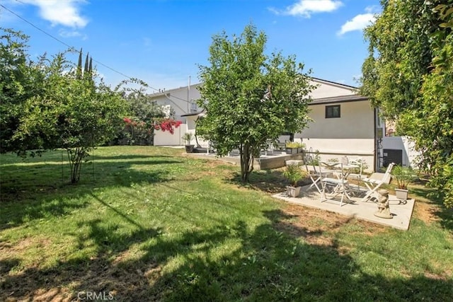 view of yard featuring a patio