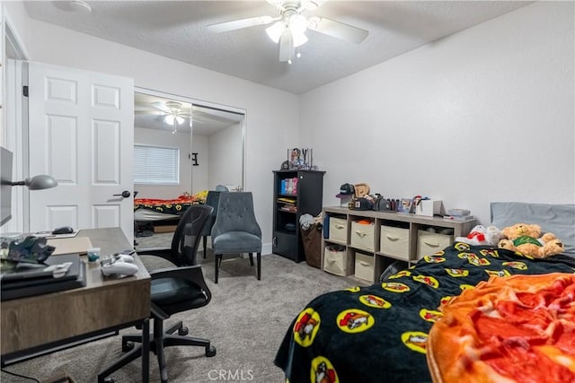 bedroom featuring carpet floors, ceiling fan, and a textured ceiling