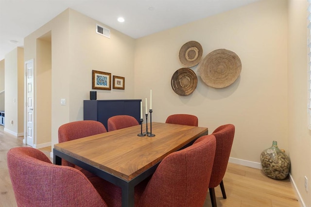 dining space featuring recessed lighting, baseboards, visible vents, and light wood finished floors