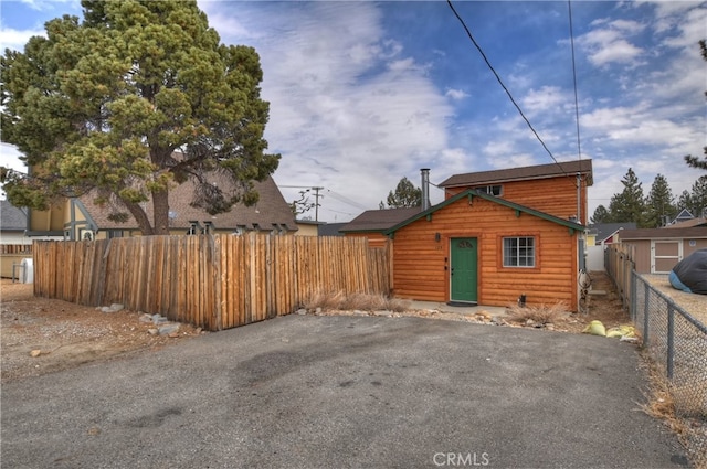 view of front of property featuring a fenced backyard