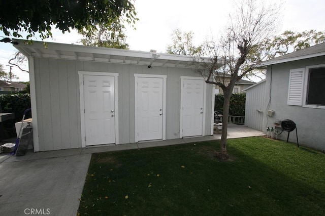 view of outdoor structure with an outbuilding