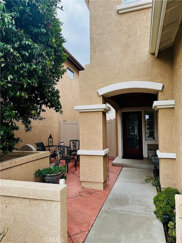 view of exterior entry featuring stucco siding