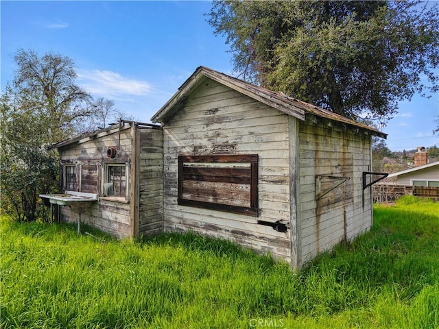 view of outdoor structure with an outbuilding