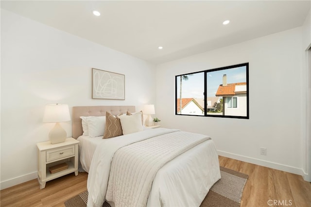 bedroom featuring light wood-style flooring, baseboards, and recessed lighting