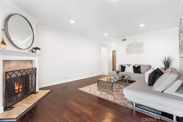 living room featuring visible vents, wood finished floors, recessed lighting, crown molding, and baseboards