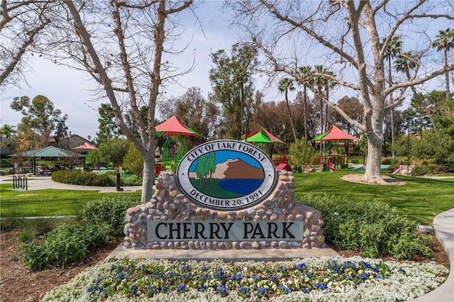 community sign with a lawn