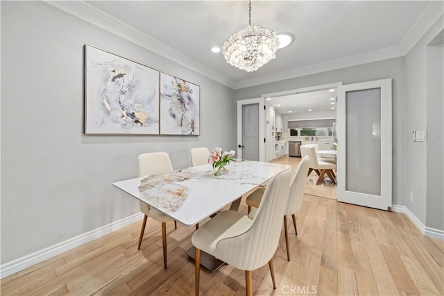 dining area featuring recessed lighting, a notable chandelier, baseboards, light wood-type flooring, and crown molding