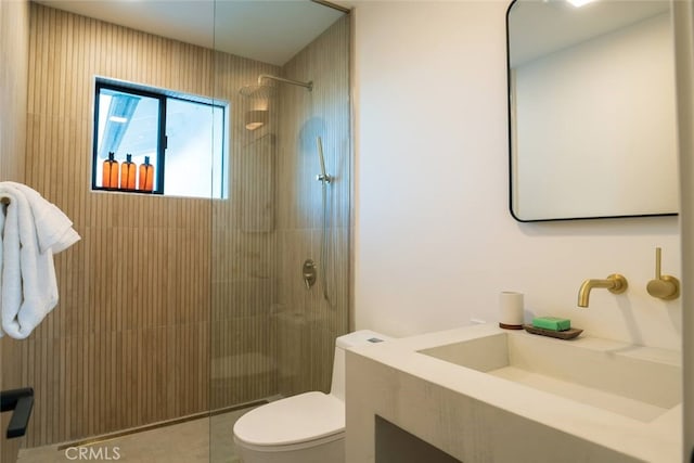 full bath with a tile shower, vanity, and toilet