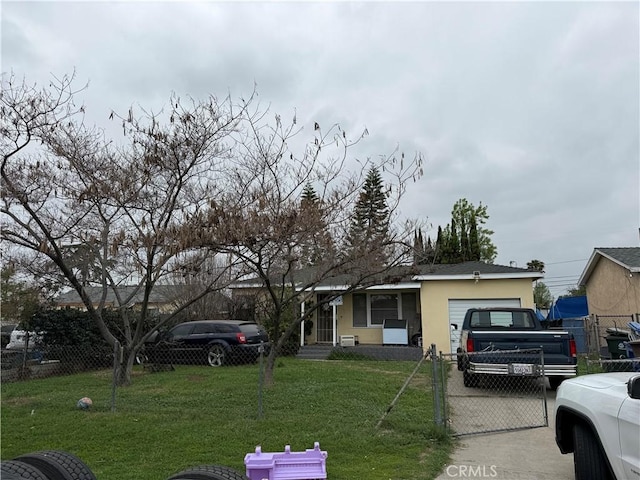 view of front of property featuring a front lawn, fence, an attached garage, and stucco siding