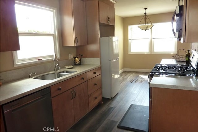 kitchen with dishwasher, plenty of natural light, a sink, and freestanding refrigerator