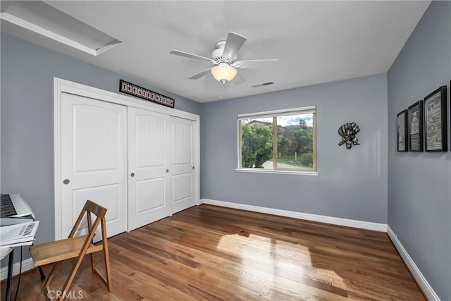 office with a ceiling fan, baseboards, visible vents, and wood finished floors