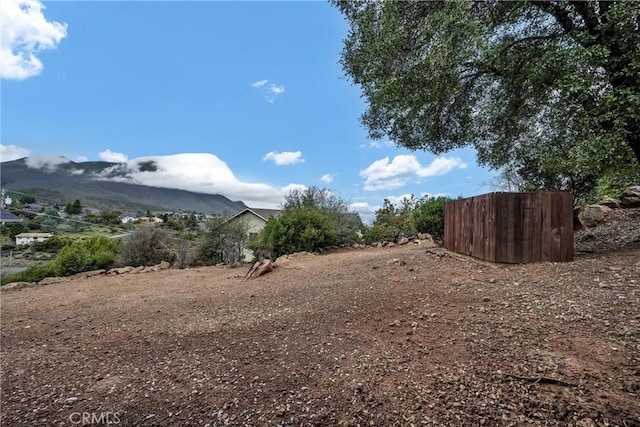 view of yard featuring a mountain view