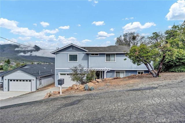 view of front facade with concrete driveway