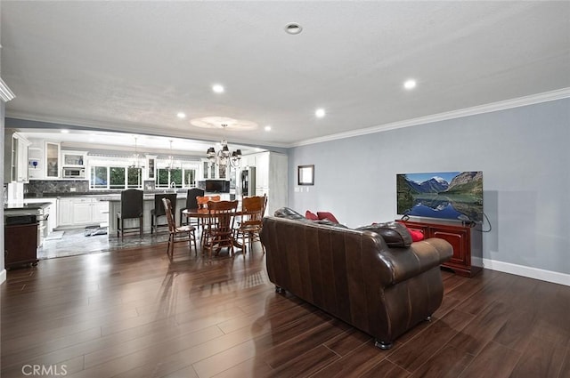 living room with crown molding, a notable chandelier, recessed lighting, dark wood-type flooring, and baseboards