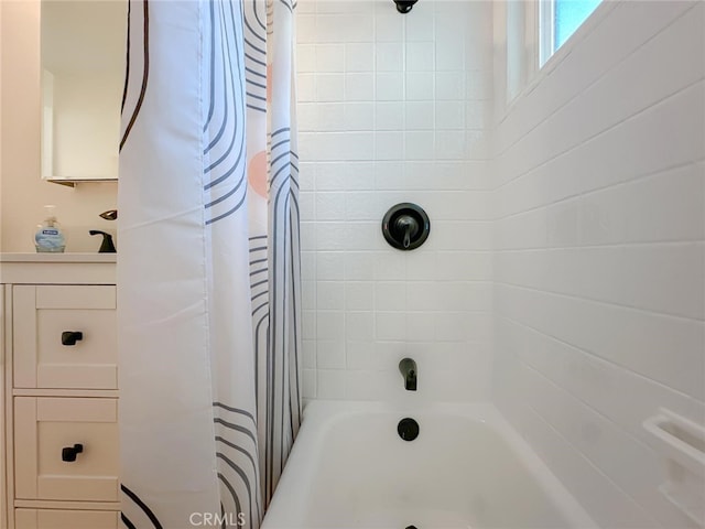 bathroom featuring shower / tub combo