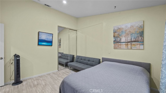 bedroom featuring visible vents, baseboards, recessed lighting, wood finished floors, and a closet