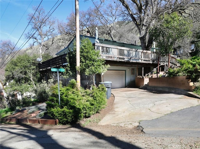 view of front facade featuring a garage and driveway