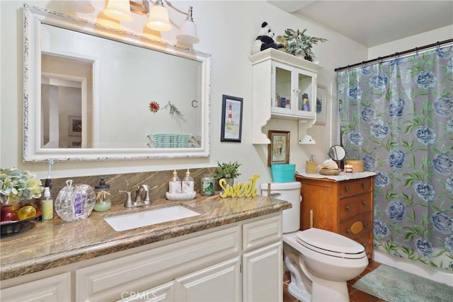 full bath with toilet, a shower with shower curtain, and vanity