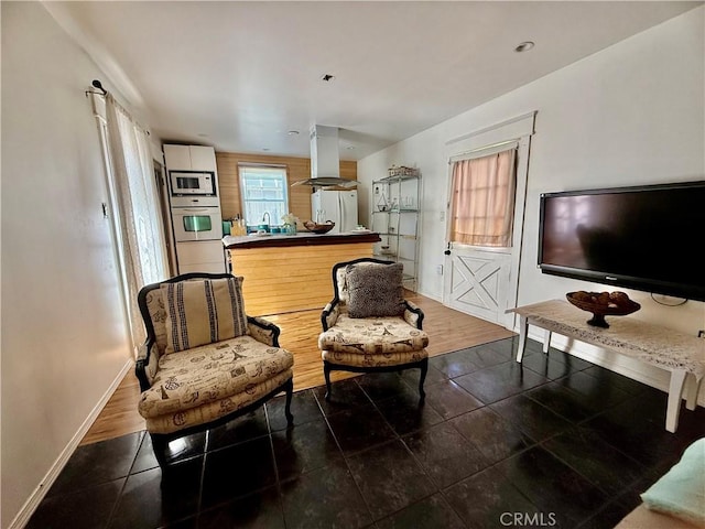 sitting room featuring tile patterned flooring and baseboards