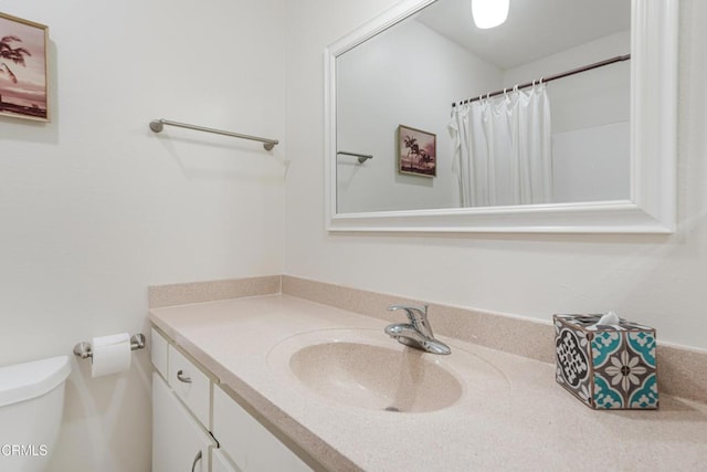 full bathroom with vanity, a shower with shower curtain, and toilet