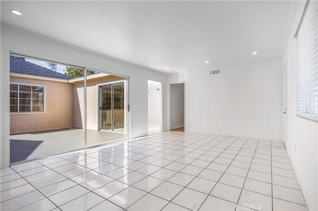 unfurnished room with a wealth of natural light, light tile patterned flooring, visible vents, and recessed lighting