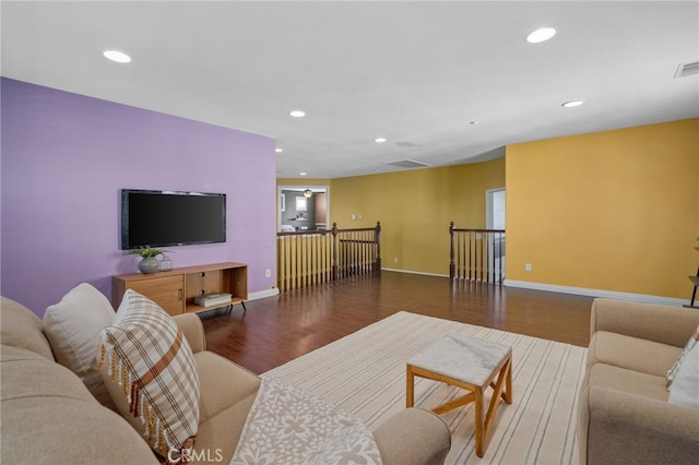 living area featuring baseboards, visible vents, wood finished floors, and recessed lighting