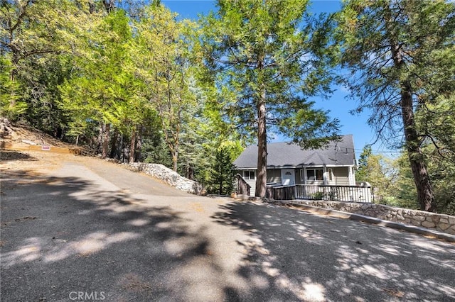 view of front of house with covered porch and aphalt driveway