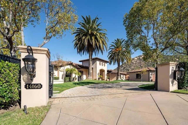 view of front of property with driveway