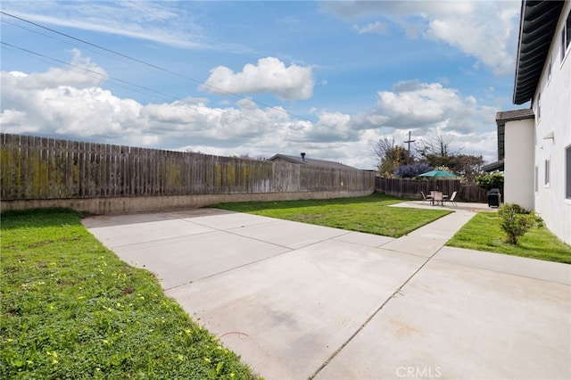 view of patio featuring a fenced backyard