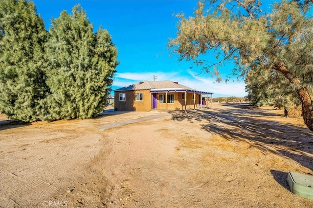 view of front facade with driveway