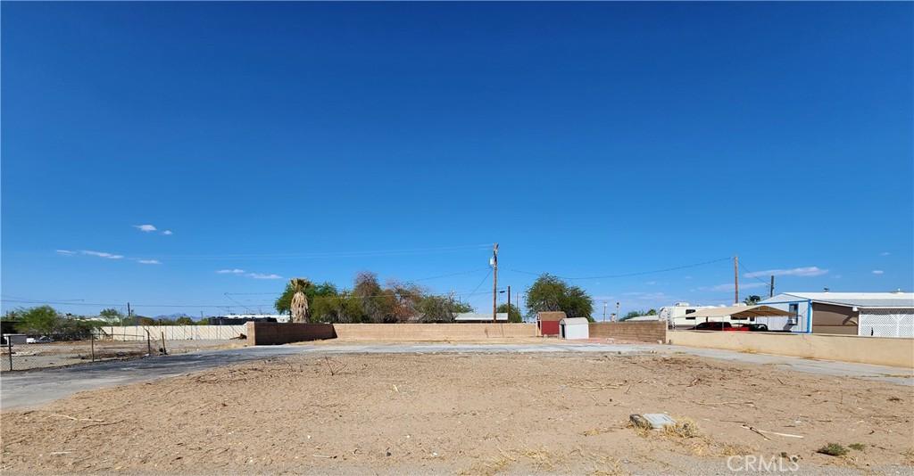 view of yard featuring a storage unit and fence