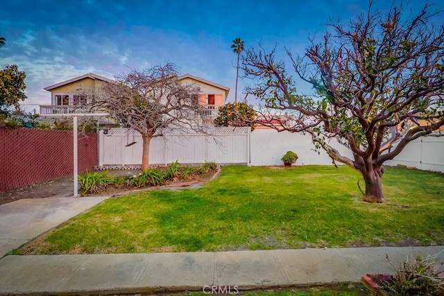 view of yard featuring fence