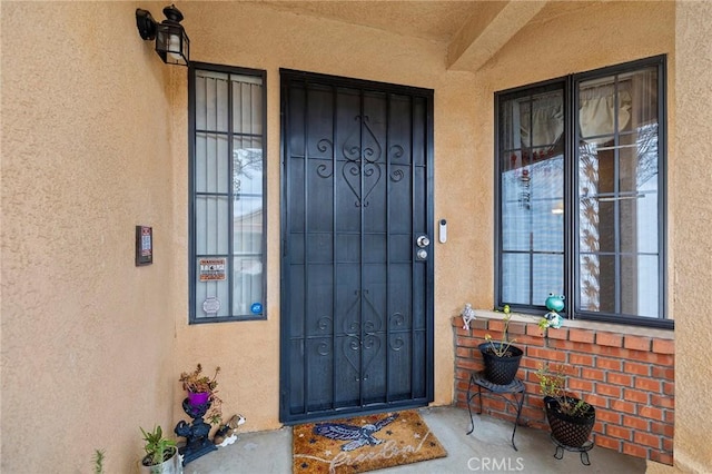 property entrance featuring stucco siding