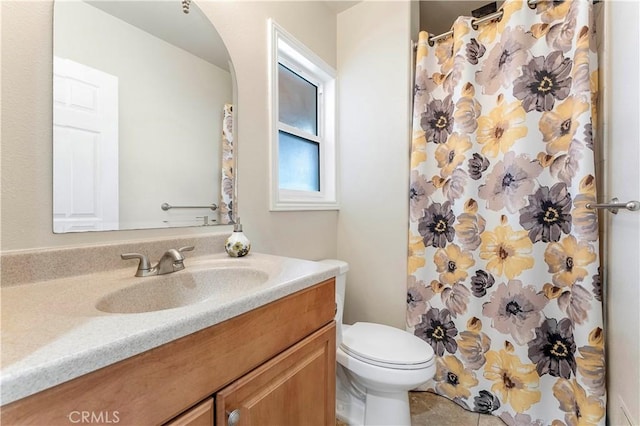 bathroom with toilet, a shower with shower curtain, and vanity