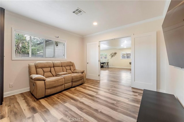 living room featuring light wood finished floors, recessed lighting, visible vents, ornamental molding, and baseboards