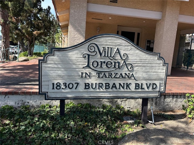 view of community / neighborhood sign