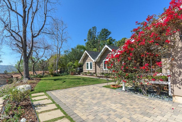 view of front facade featuring a front yard