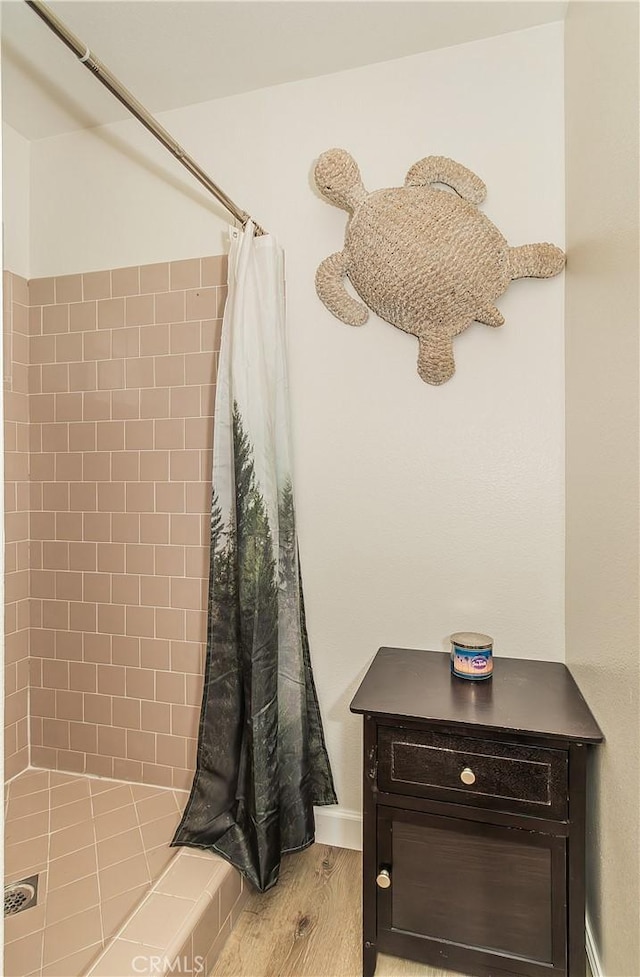 47384 Veater Ranch Rd, Coarsegold, CA 93614 - full bath featuring tiled shower, wood finished floors, and baseboards