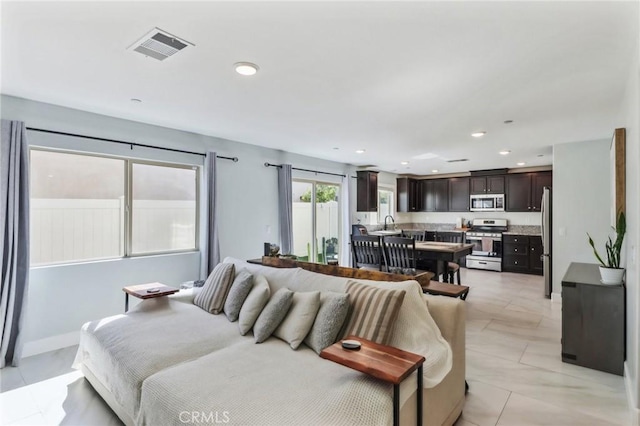 bedroom with visible vents, baseboards, freestanding refrigerator, and recessed lighting